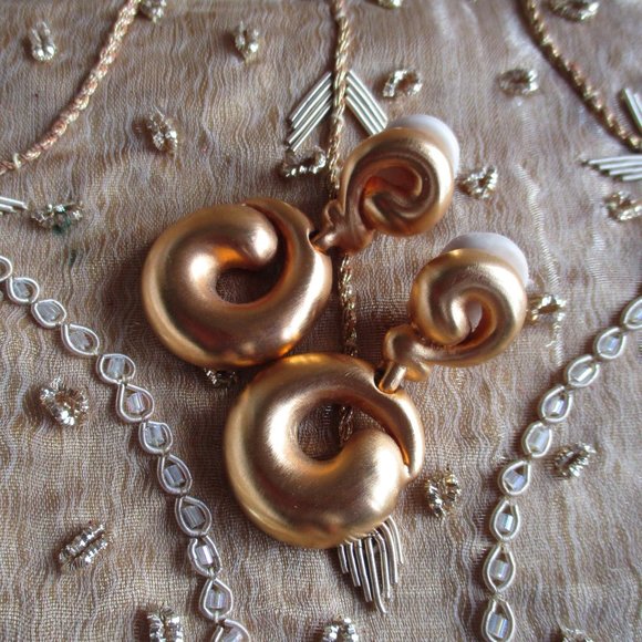 🌹🌹 CLARA STUDIOS (VINTAGE) GOLD SWIRL CIRCLE EARRINGS – CLIP-ONS 🌹🌹 NWOT - Picture 2 of 15